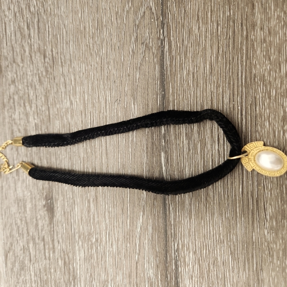Choker style vintage necklace